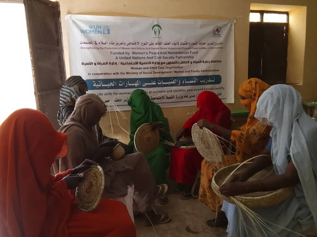 نساء في تدريب حرفي داخل أحد المراكز النسوية